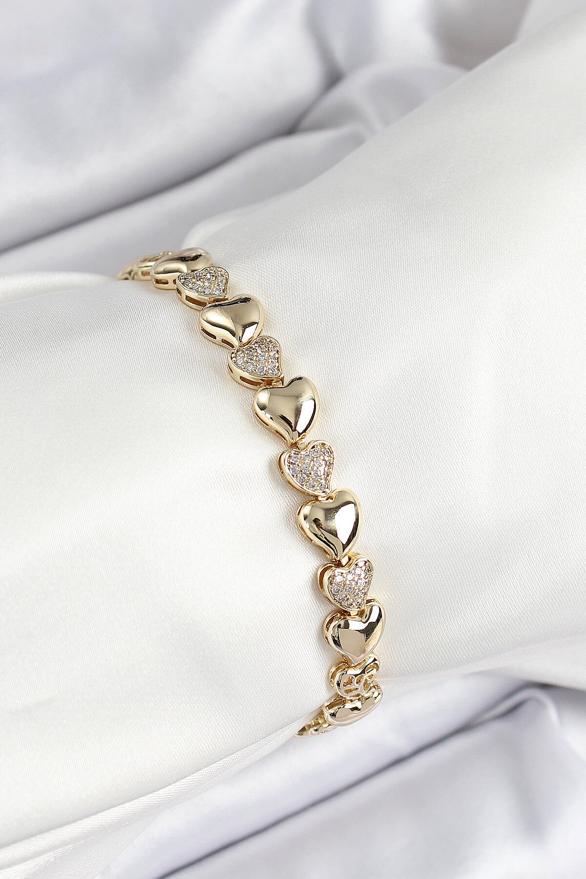 Xuping Pirinç Sıralı Kalp Model Gold Renk Kadın Bileklik - TJ-BB7479