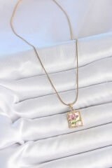 316L Çelik Gold Renk Zincir Beyaz Mineli Çiçek İşlemeli İnci Detay Portre Model Kadın Kolye - TJ-BKO10144