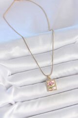 316L Çelik Gold Renk Pembe Mineli Çiçek İşlemeli İnci Detay Portre Model Kadın Kolye - TJ-BKO10145