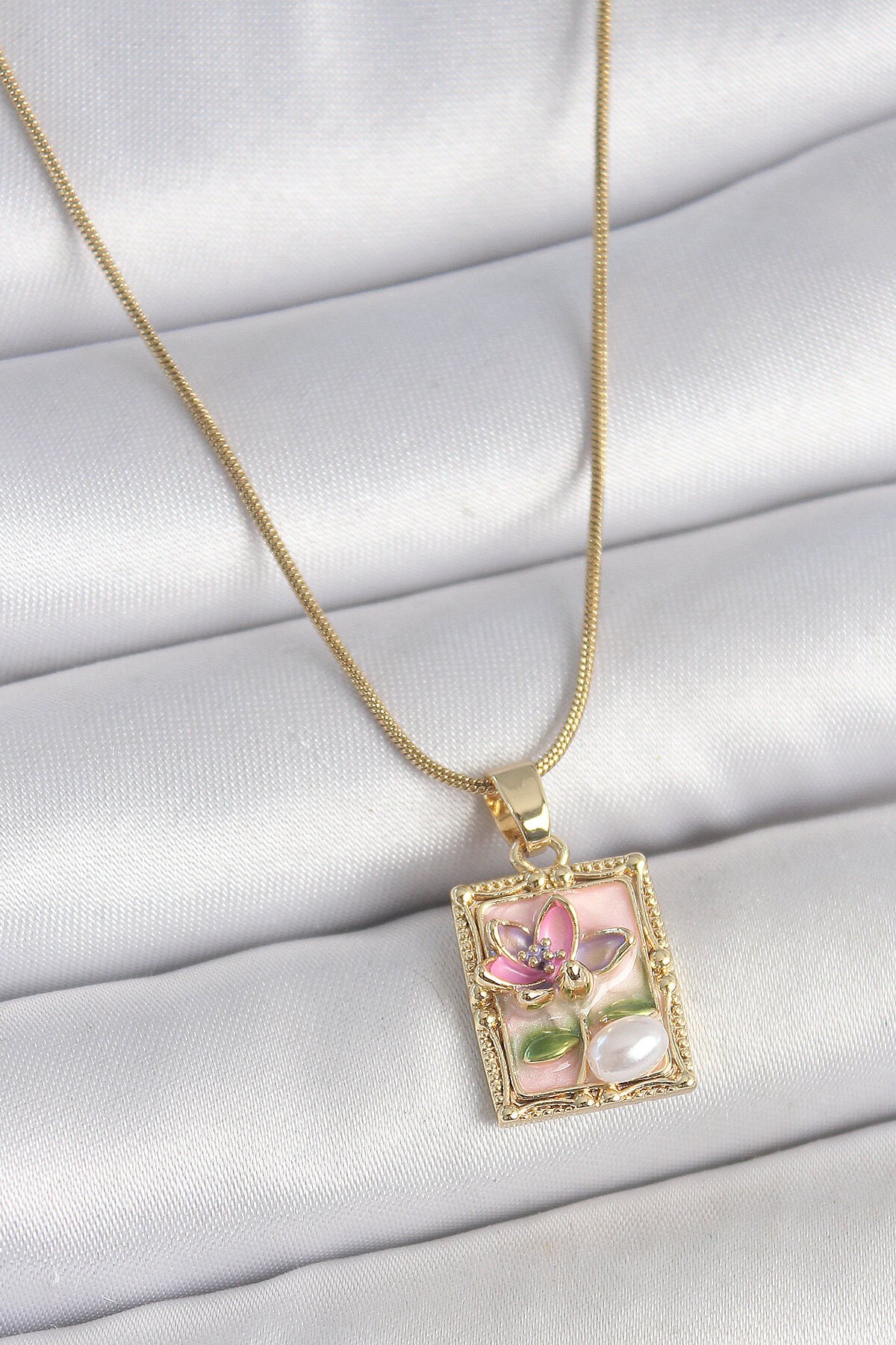 316L Çelik Gold Renk Pembe Mineli Çiçek İşlemeli İnci Detay Portre Model Kadın Kolye - TJ-BKO10145