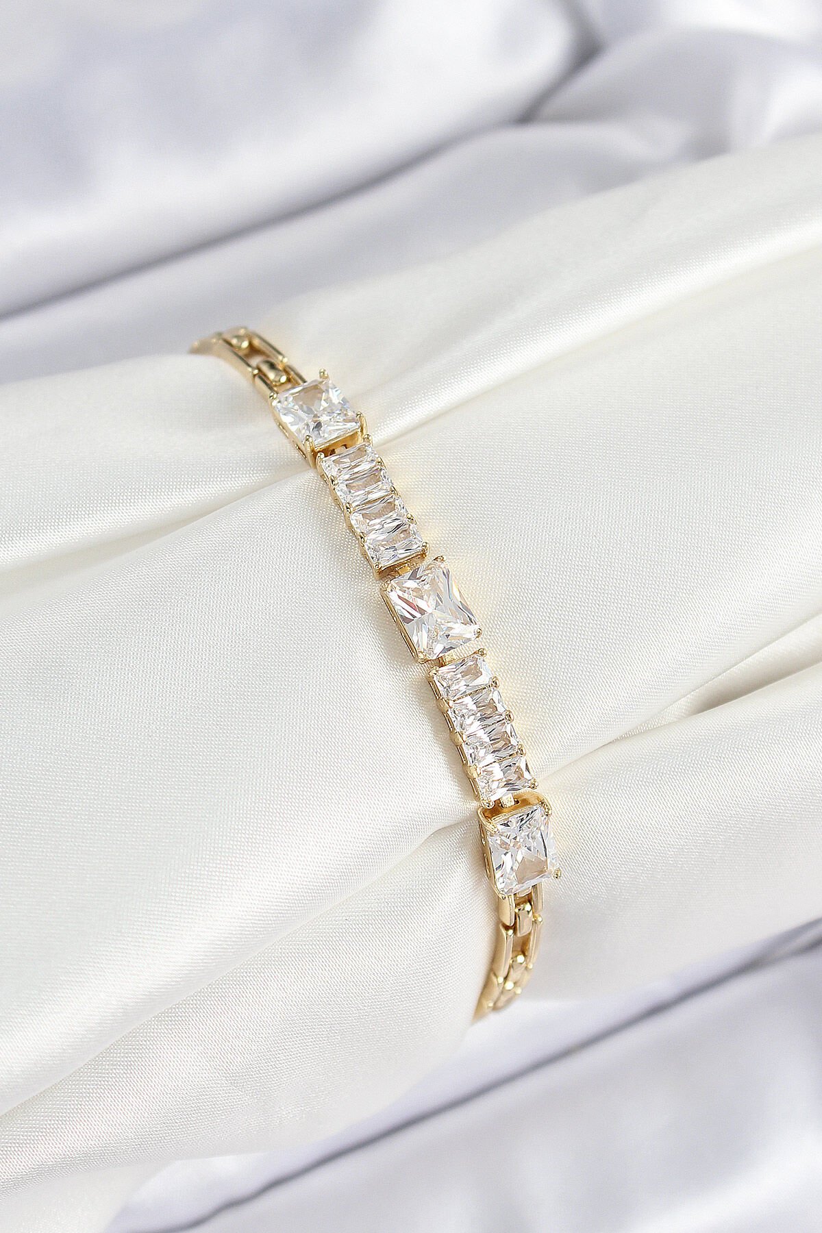 Xuping Pirinç Parçalı Su Yolu Model Gold Renk Kadın Bileklik - TJ-BB7482