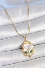 316L Çelik Gold Renk Zincir Beyaz Mineli İncili Çiçek İşlemeli Portre Model Kadın Kolye - TJ-BKO10147