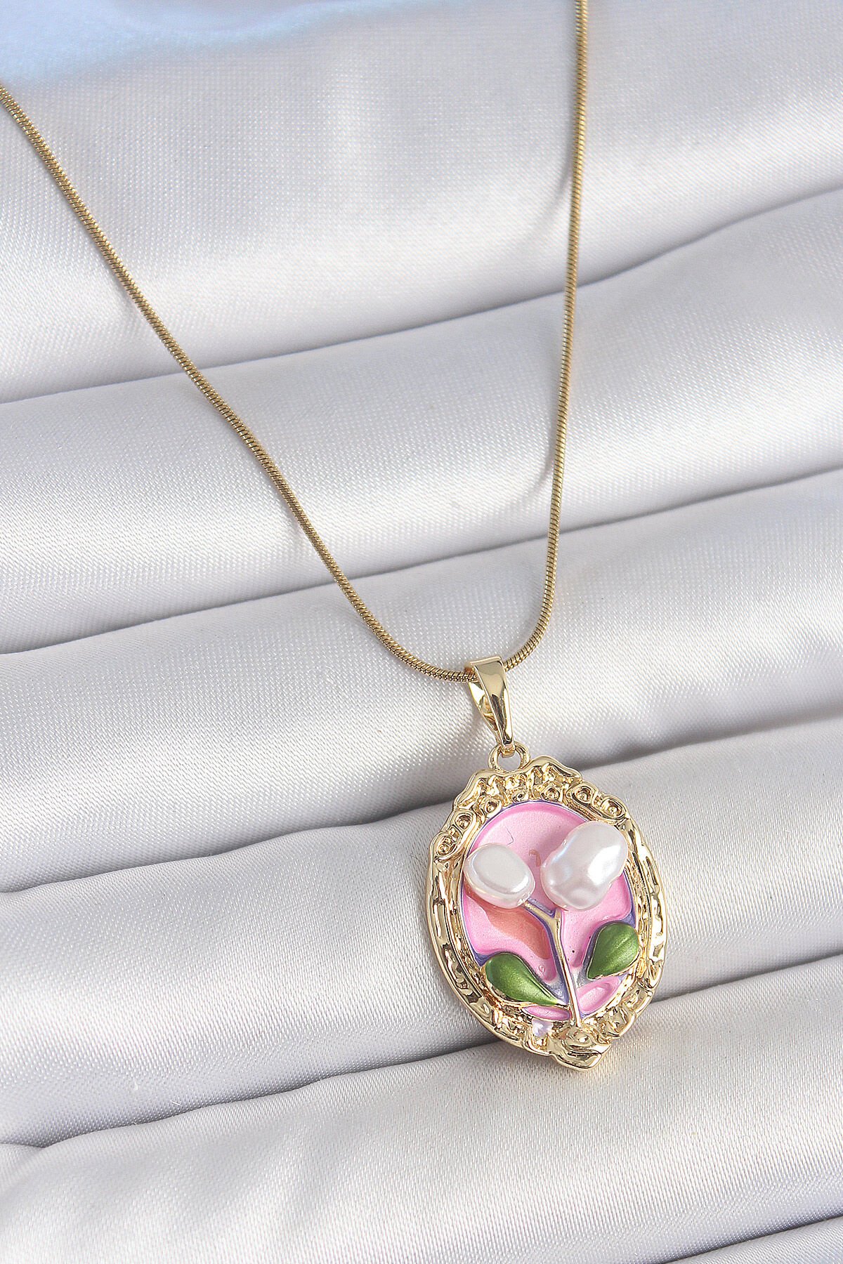 316L Çelik Gold Renk Zincir Pembe Mineli İncili Çiçek İşlemeli Portre Model Kadın Kolye - TJ-BKO10148