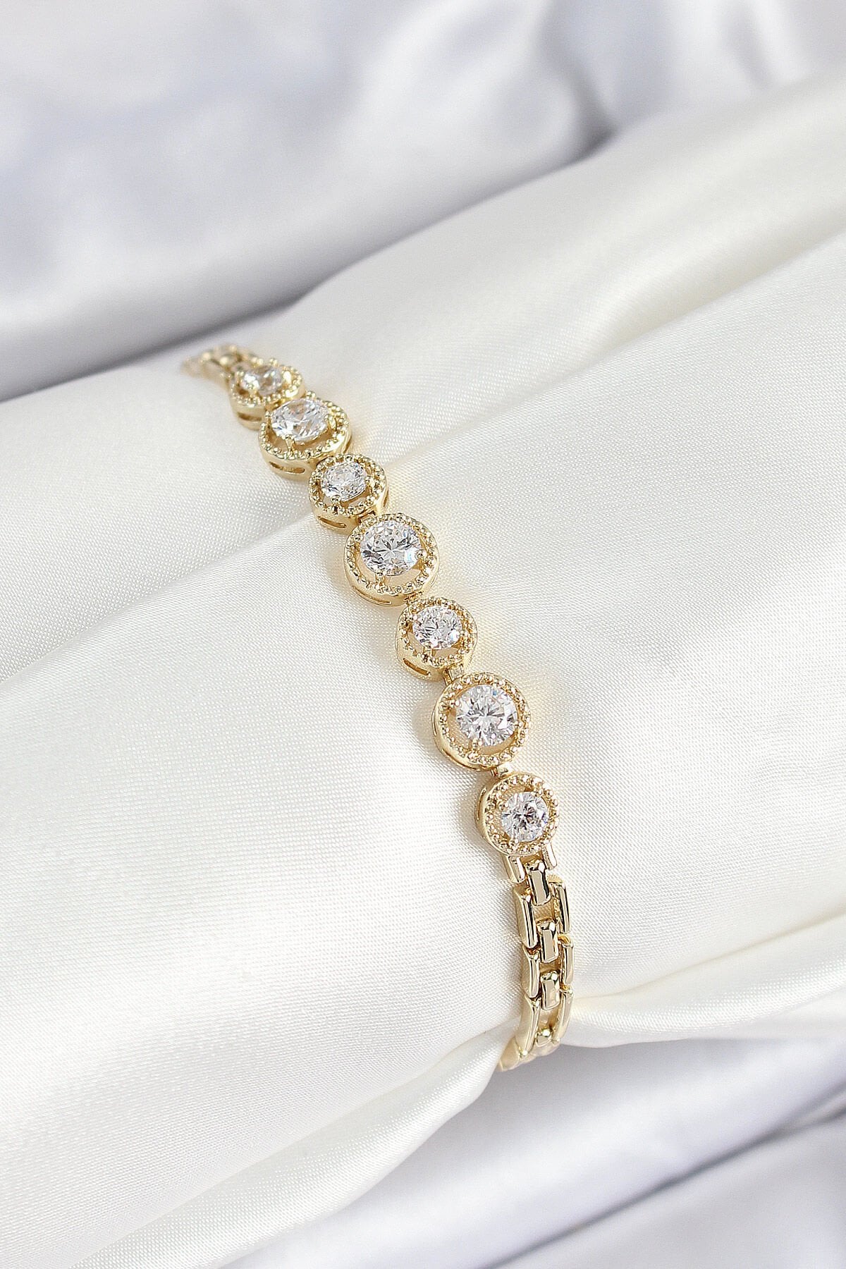 Xuping Pirinç Sıralı Daire Baget Model Gold Renk Kadın Bileklik - TJ-BB7484