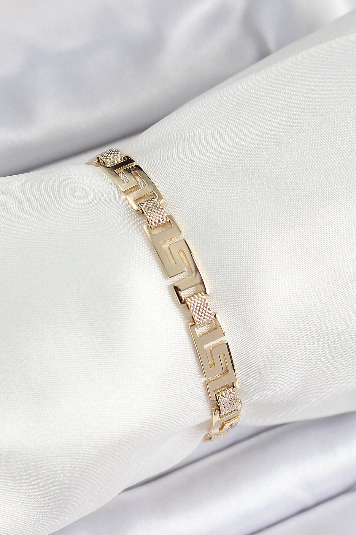 Xuping Pirinç Parçalı Labirent Model Gold Renk Kadın Bileklik - TJ-BB7485