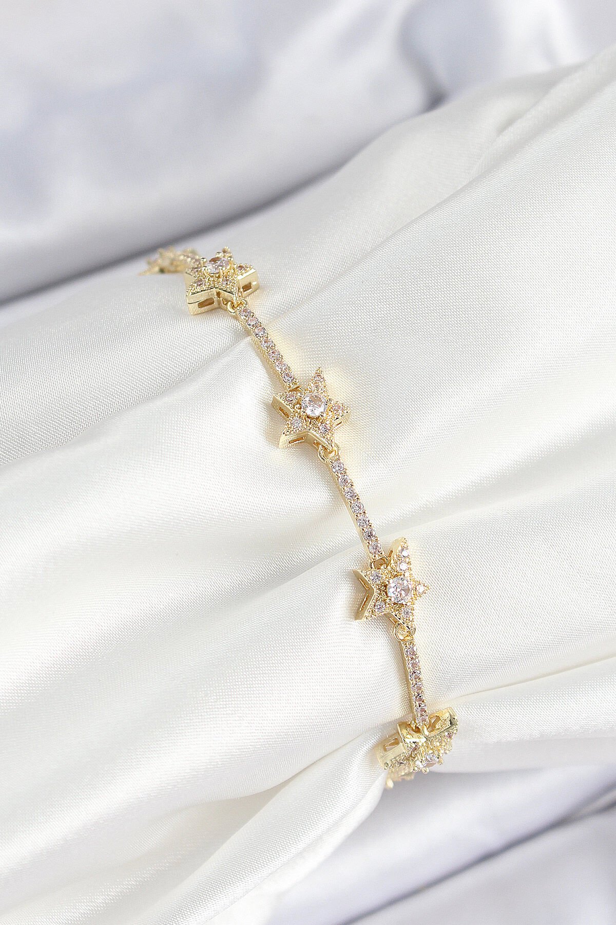 Pirinç Zirkon Taşlı Sıralı Yıldız Model Gold Renk Kadın Bileklik - TJ-BB7487