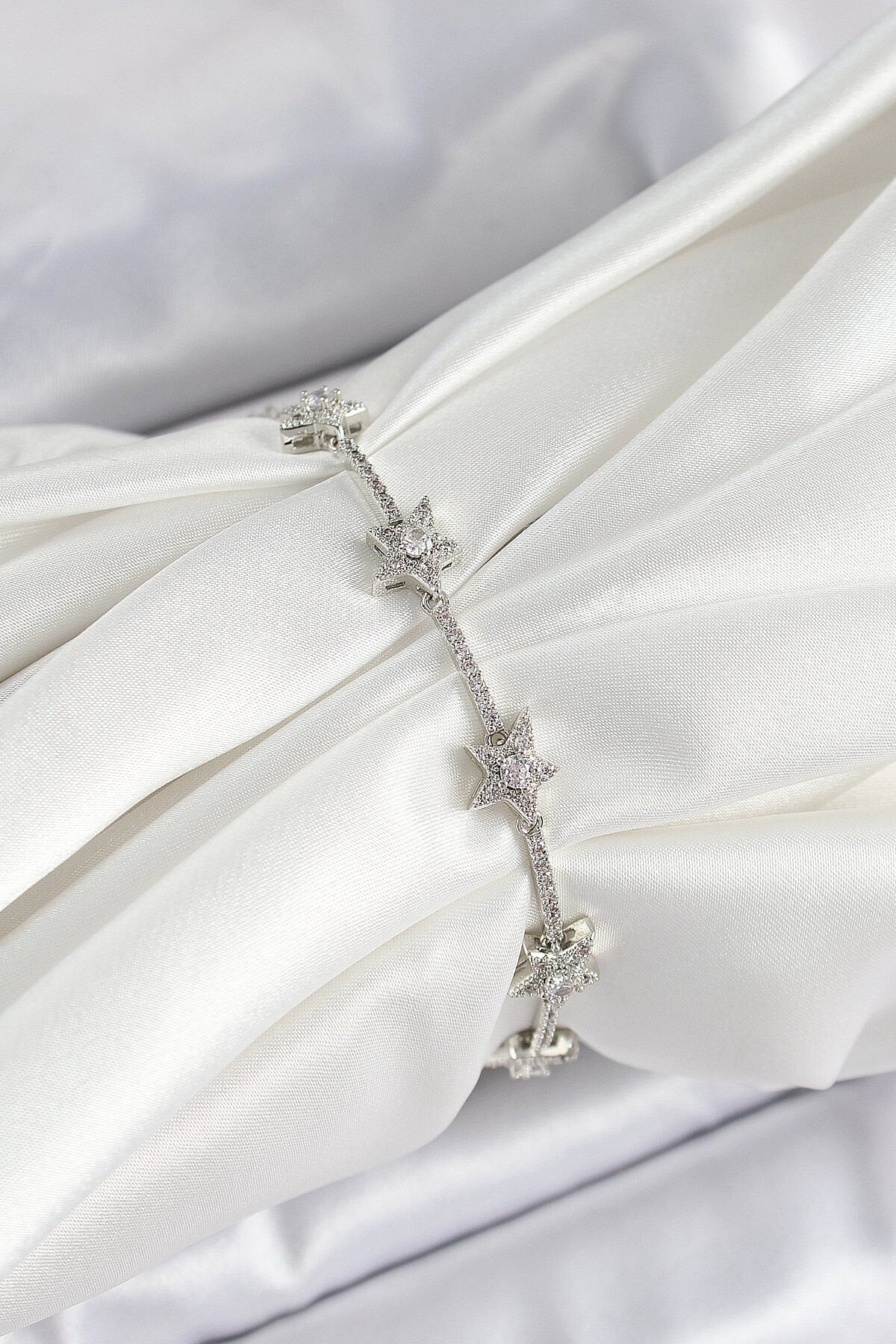 Pirinç Zirkon Taşlı Sıralı Yıldız Model Gümüş Renk Kadın Bileklik - TJ-BB7488