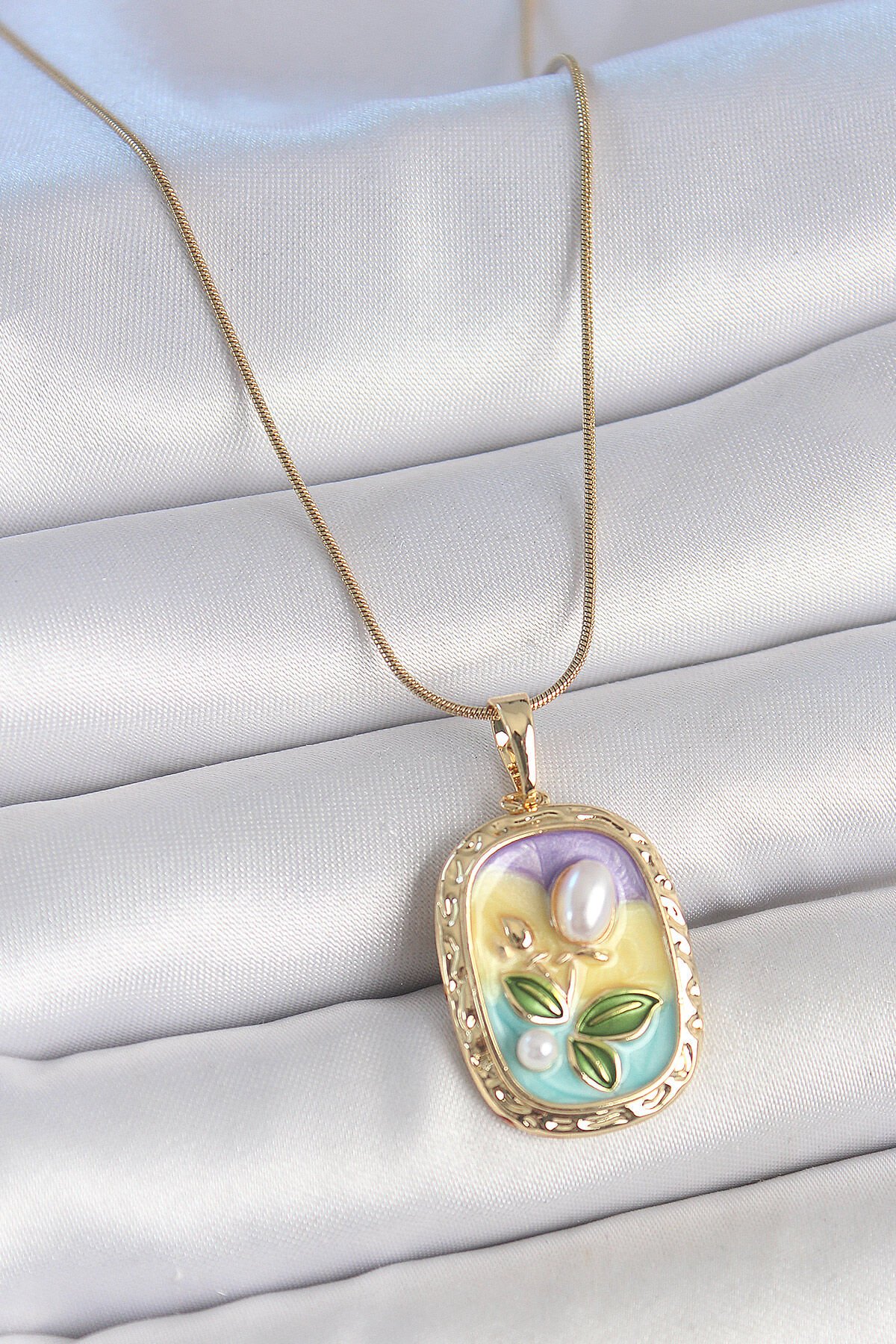 316L Çelik Gold Renk Zincir İncili Çiçek İşlemeli Portre Model Kadın Kolye - TJ-BKO10153