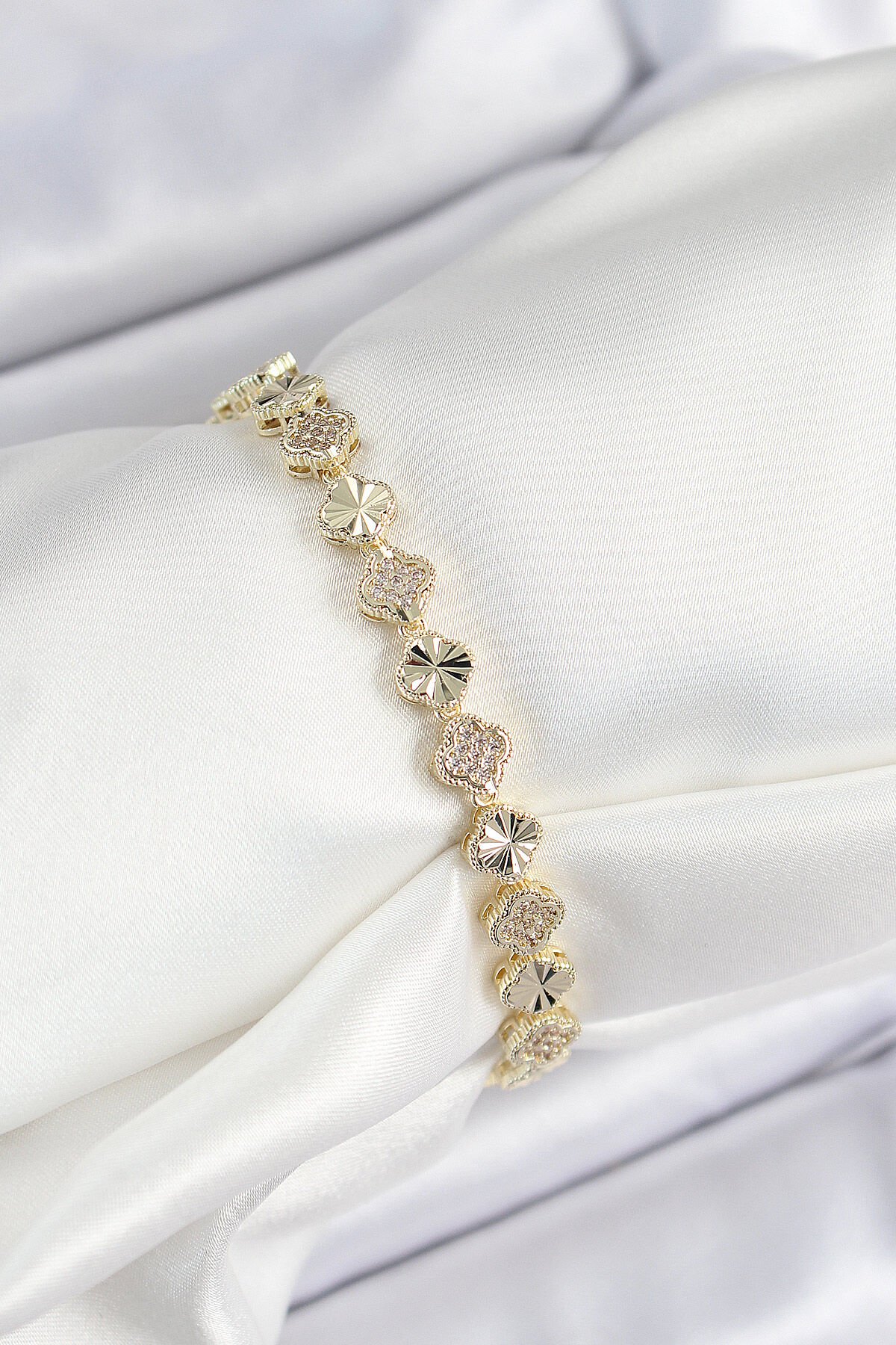 Pirinç Zirkon Taşlı Sıralı Yonca Model Gold Renk Kadın Bileklik - TJ-BB7489