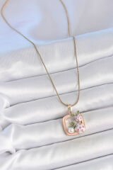316L Çelik Gold Renk Zincir Pembe Mineli Kare Model Çiçek İşlemeli İnci Detay Kadın Kolye - TJ-BKO10160