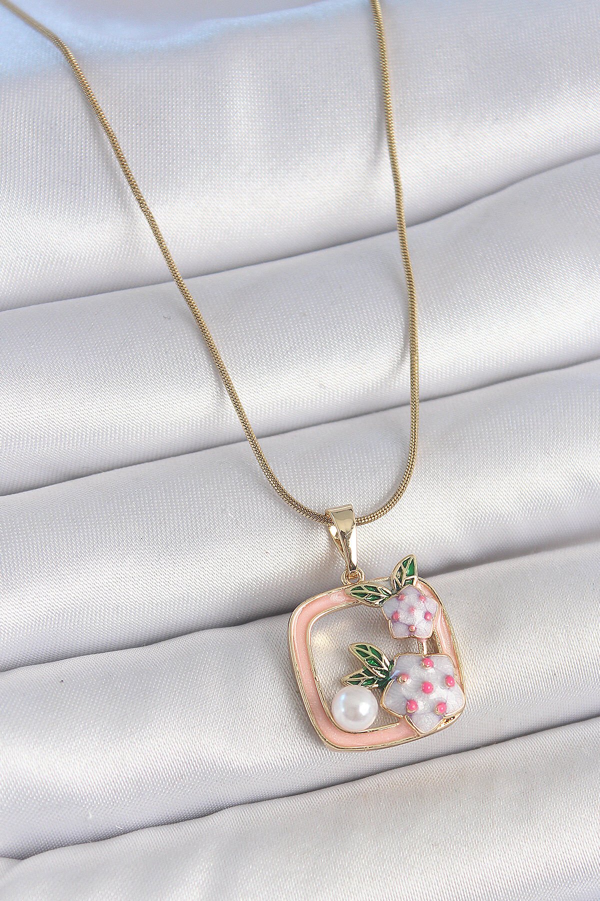 316L Çelik Gold Renk Zincir Pembe Mineli Kare Model Çiçek İşlemeli İnci Detay Kadın Kolye - TJ-BKO10160