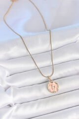 316L Çelik Gold Renk Zincir Pembe Mineli Çiçek İşlemeli Portre Model Kadın Kolye - TJ-BKO10165
