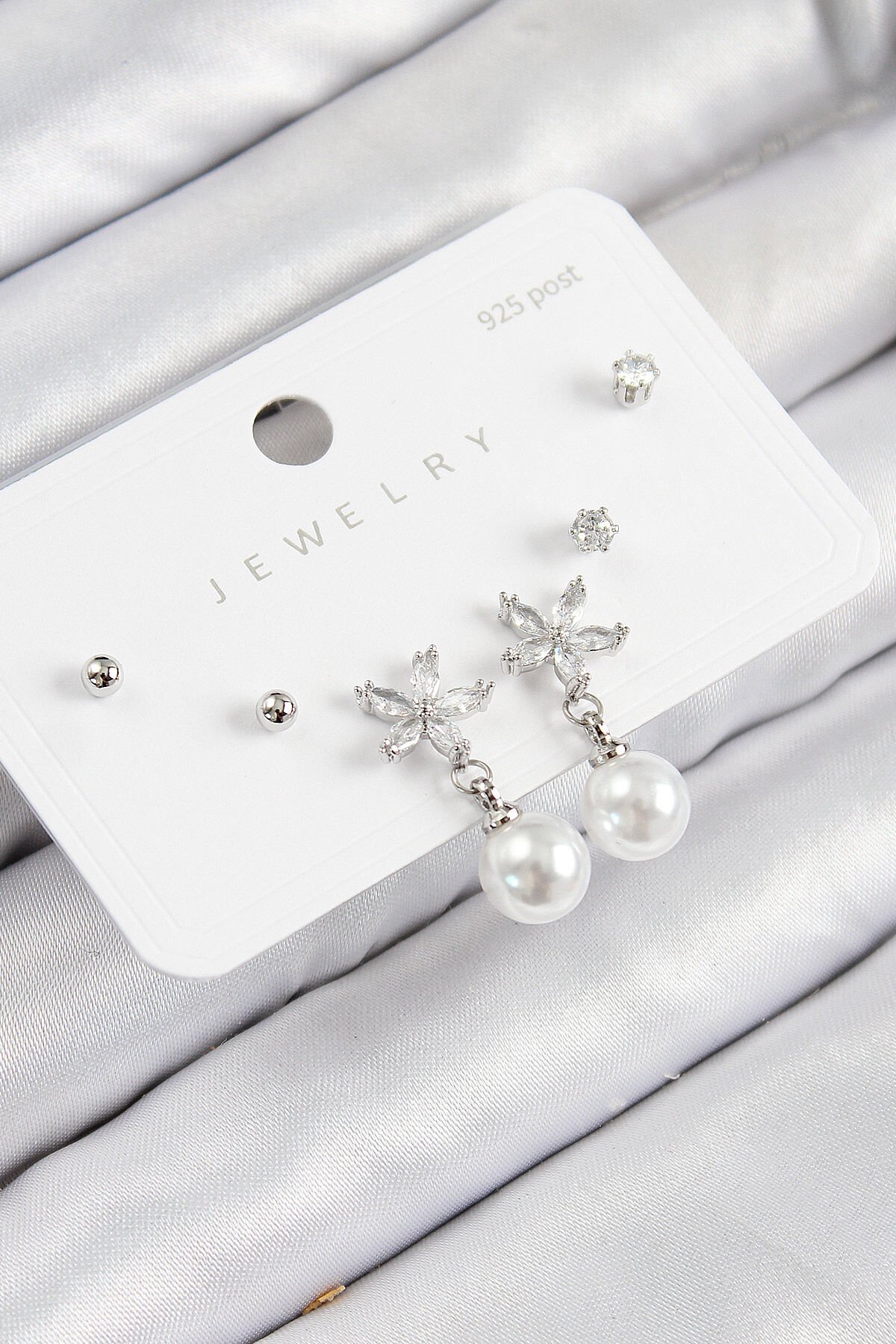 Pirinç Zirkon Taşlı İnci Sallantılı Çiçek Model Gümüş Renk 925 Ayar Gümüş Çivi Kadın Küpe Set - TJ-BKP11175