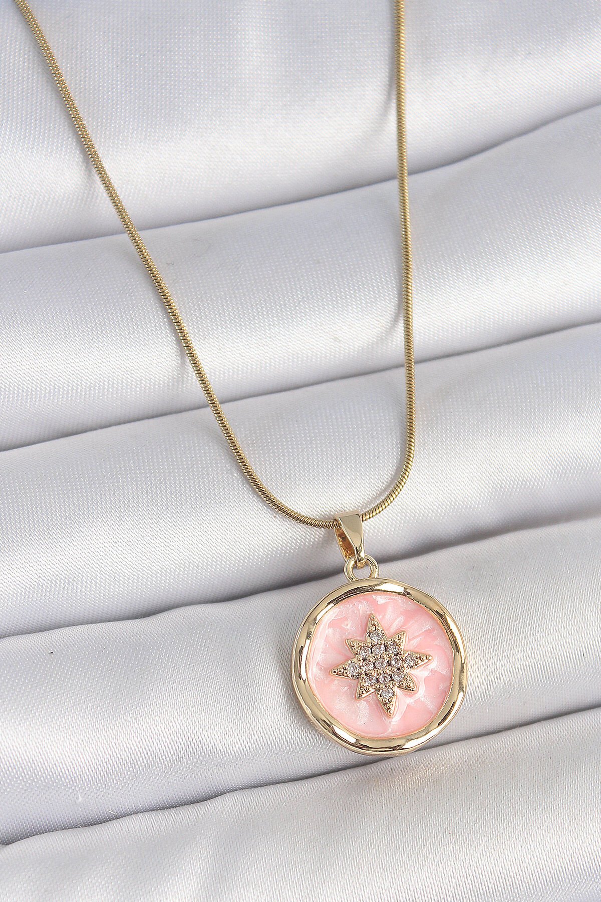316L Çelik Gold Renk Zincir Pembe Mineli Zirkon Taşlı Kuzey Yıldız İşlemeli Madalyon Model Kadın Kolye - TJ-BKO10172