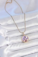 316L Çelik Gold Renk Zincir Mor Mineli İncili Çiçek İşlemeli Madalyon Model Kadın Kolye - TJ-BKO10175