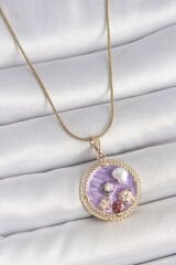 316L Çelik Gold Renk Zincir Mor Mineli İncili Çiçek İşlemeli Madalyon Model Kadın Kolye - TJ-BKO10175