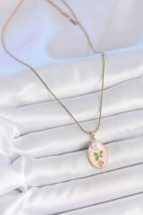 316L Çelik Gold Renk Zincir Pembe Mineli Oval İncili Çiçek İşlemeli Portre Model Kadın Kolye - TJ-BKO10176