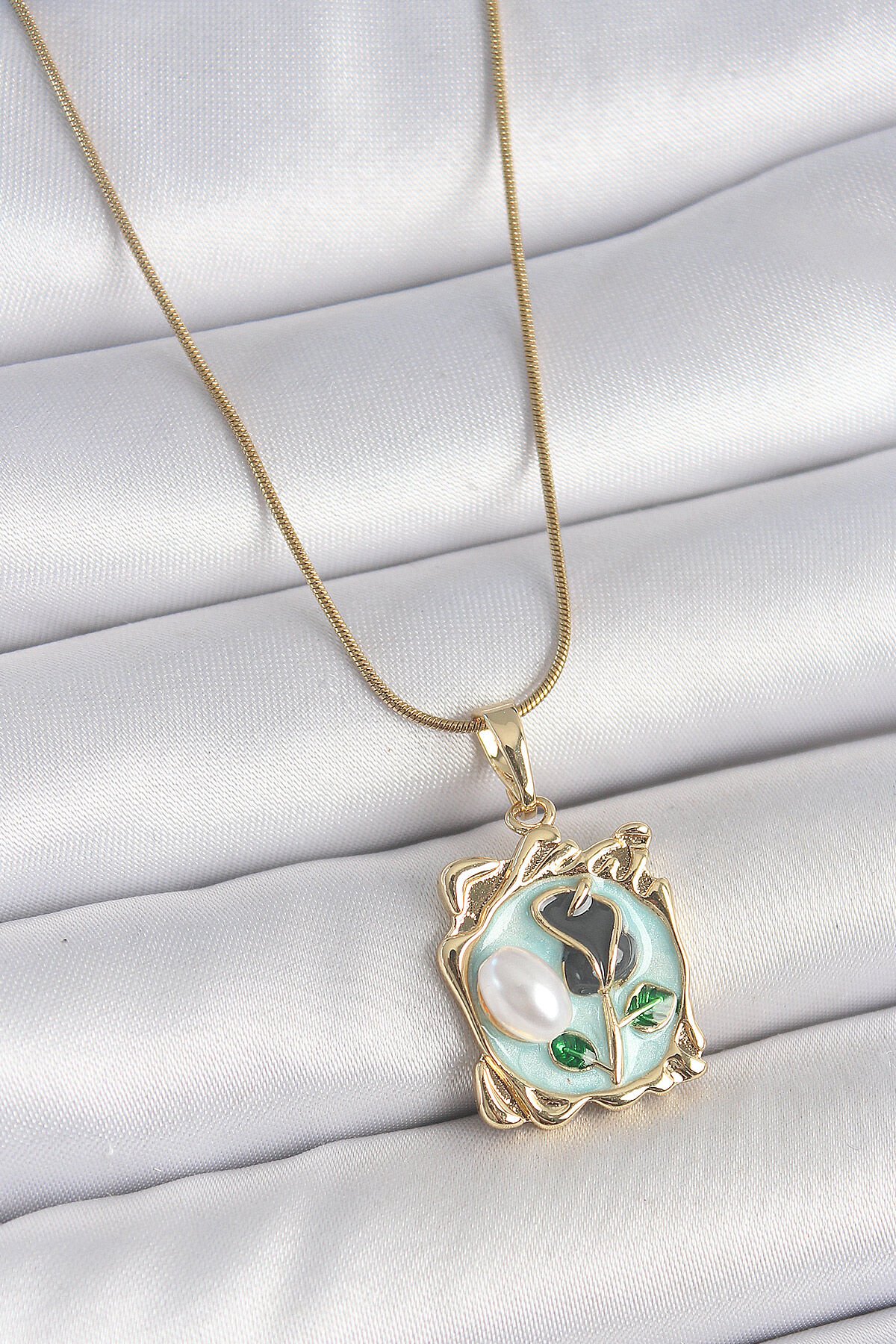 316L Çelik Gold Renk Zincir Mavi Mineli Çiçek İşlemeli İnci Detay Portre Model Kadın Kolye - TJ-BKO10186