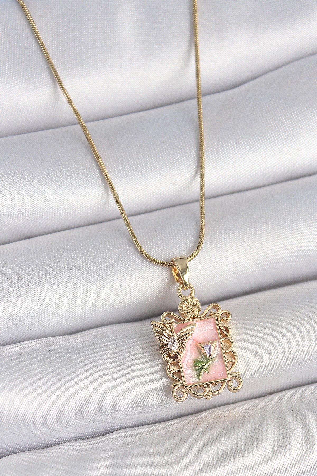 316L Çelik Gold Renk Zincir Pembe Mineli Çiçek İşlemeli Zirkon Taşlı Kelebek Detay Portre Model Kadın Kolye - TJ-BKO10188