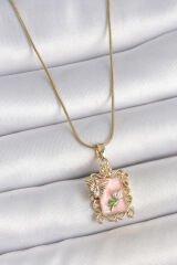 316L Çelik Gold Renk Zincir Pembe Mineli Çiçek İşlemeli Zirkon Taşlı Kelebek Detay Portre Model Kadın Kolye - TJ-BKO10188