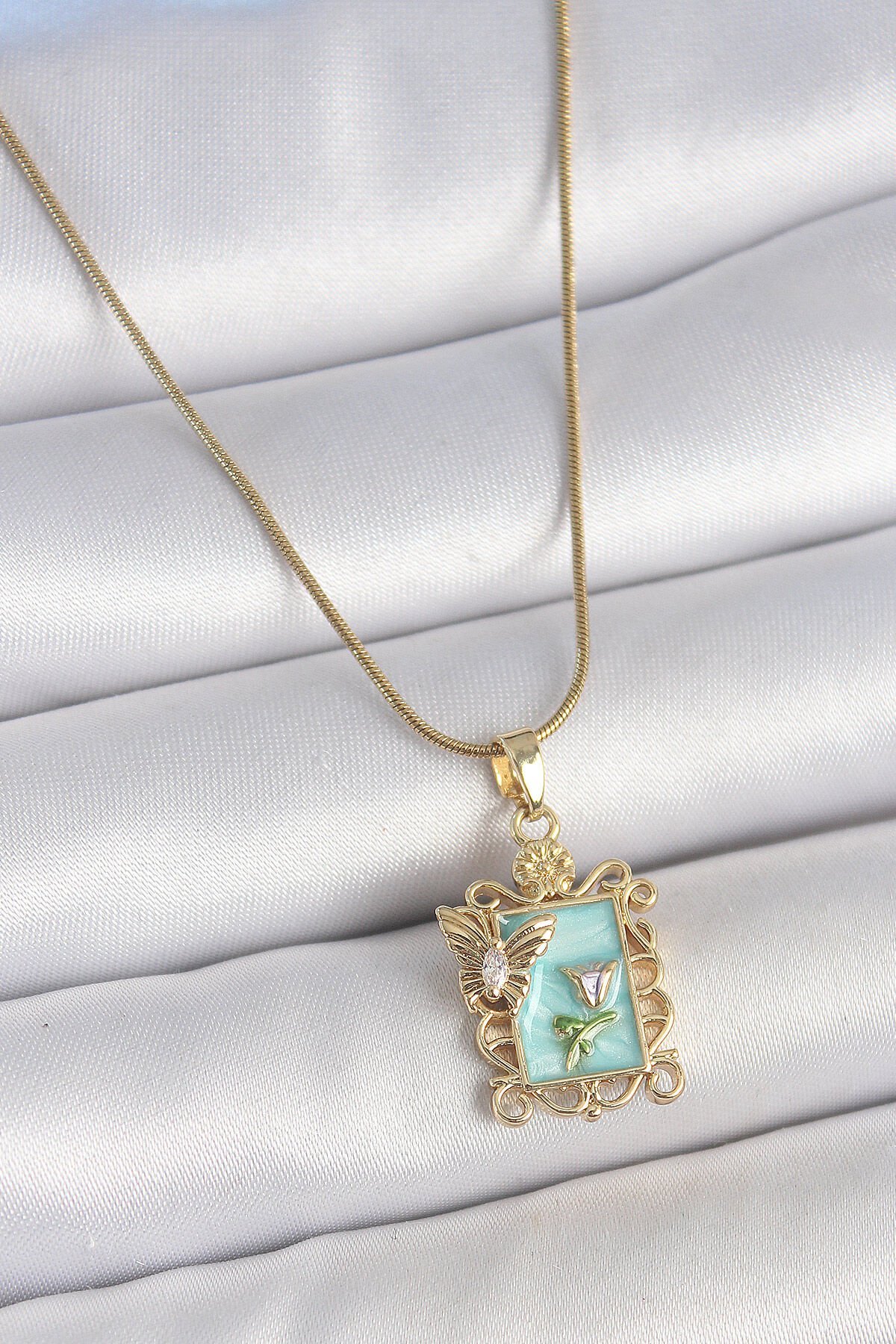 316L Çelik Gold Renk Zincir Mavi Mineli Çiçek İşlemeli Zirkon Taşlı Kelebek Detay Portre Model Kadın Kolye - TJ-BKO10189