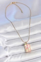 316L Çelik Gold Renk Zincir Pembe Mineli İncli Çiçek İşlemeli Portre Model Kadın Kolye - TJ-BKO10193