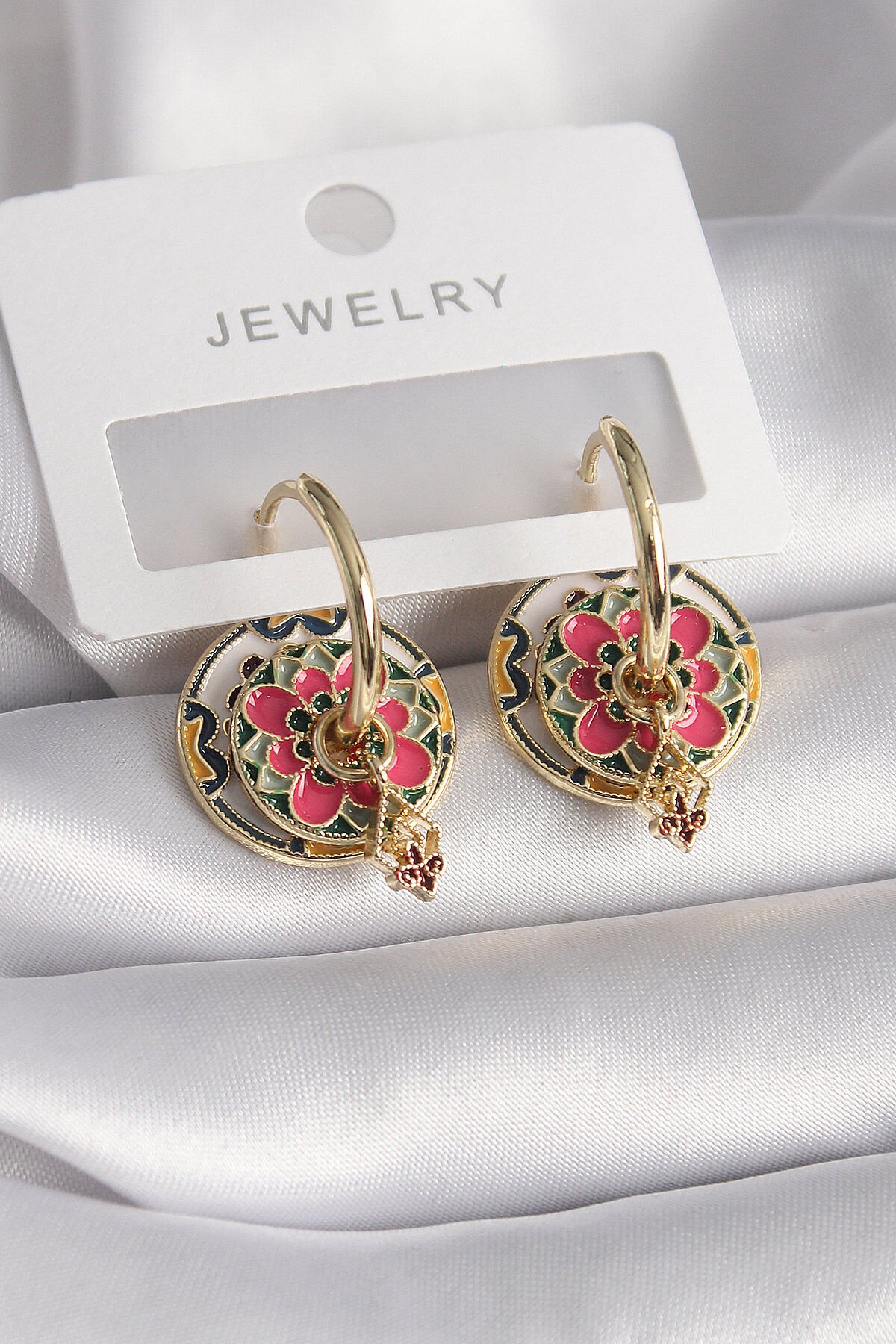 Pirinç Gold Renk Pembe Sarı Renkli Sallantı Detay Motif Model Kadın Küpe - TJ-BKP9678