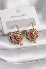 Pirinç Gold Renk Pembe Sarı Renkli Sallantı Detay Motif Model Kadın Küpe - TJ-BKP9678