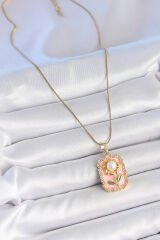 316L Çelik Gold Renk Zincir Pembe Mineli İncli Papatya Model Portre Model Kadın Kolye - TJ-BKO10197
