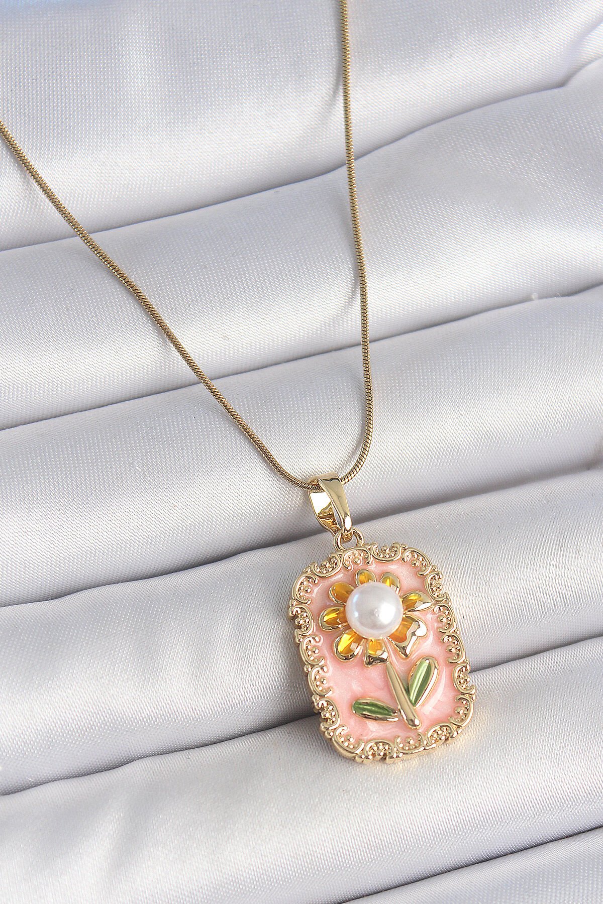 316L Çelik Gold Renk Zincir Pembe Mineli İncli Papatya Model Portre Model Kadın Kolye - TJ-BKO10197