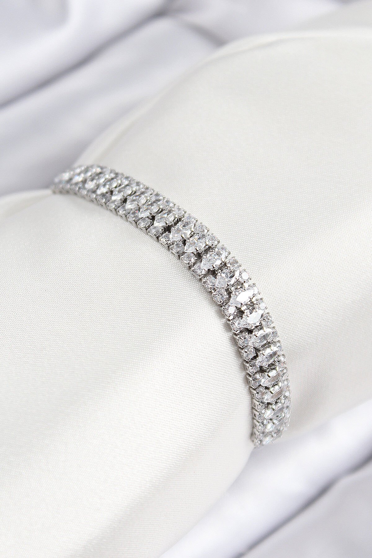 Pirinç Zirkon Taşlı Tennıs Model Gümüş Renk Asansörlü Kadın Bileklik - TJ-BB7716