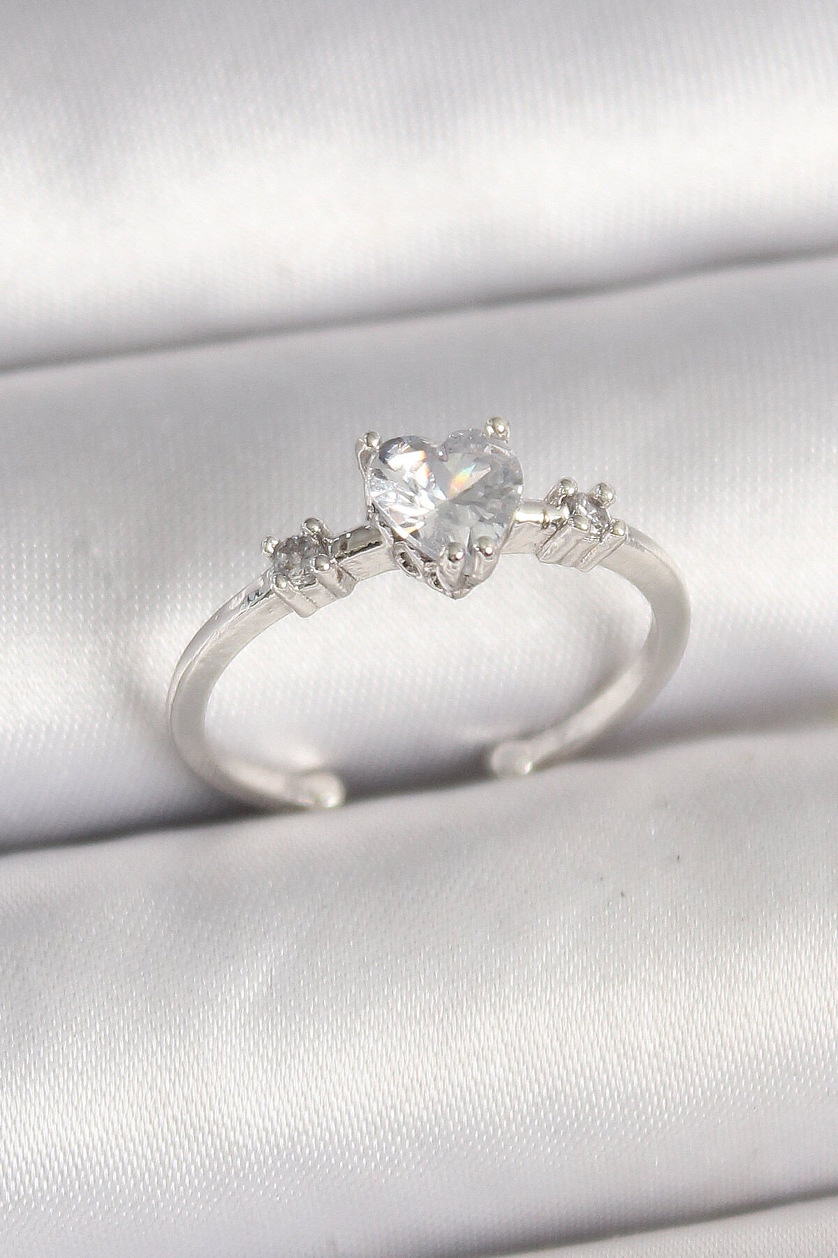 Pirinç Gümüş Renk Zirkon Taşlı Kalp Model Ayarlanabilir Kadın Yüzük - TJ-BYK3684