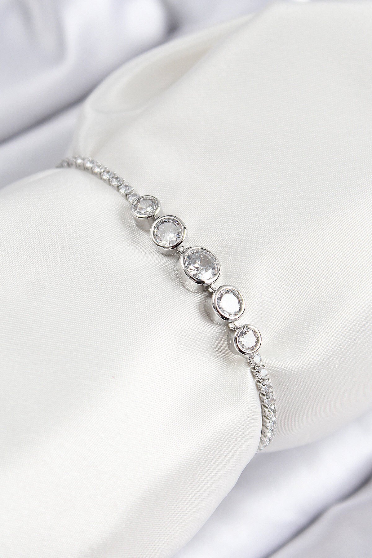 Pirinç Zirkon Taşlı Sıralı Daire Model Gümüş Renk Asansörlü Kadın Bileklik - TJ-BB7718