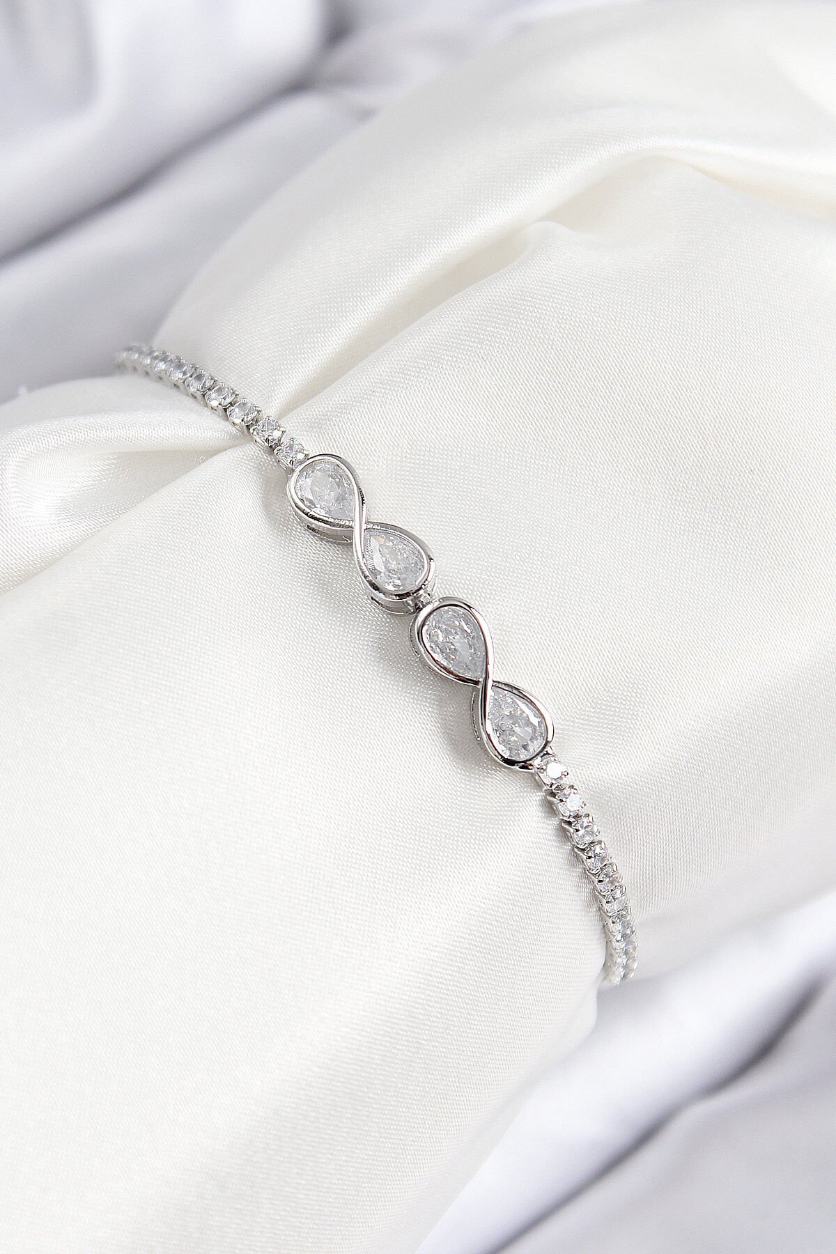 Pirinç Zirkon Taşlı Sonsuzluk Model Gümüş Renk Asansörlü Kadın Bileklik - TJ-BB7720