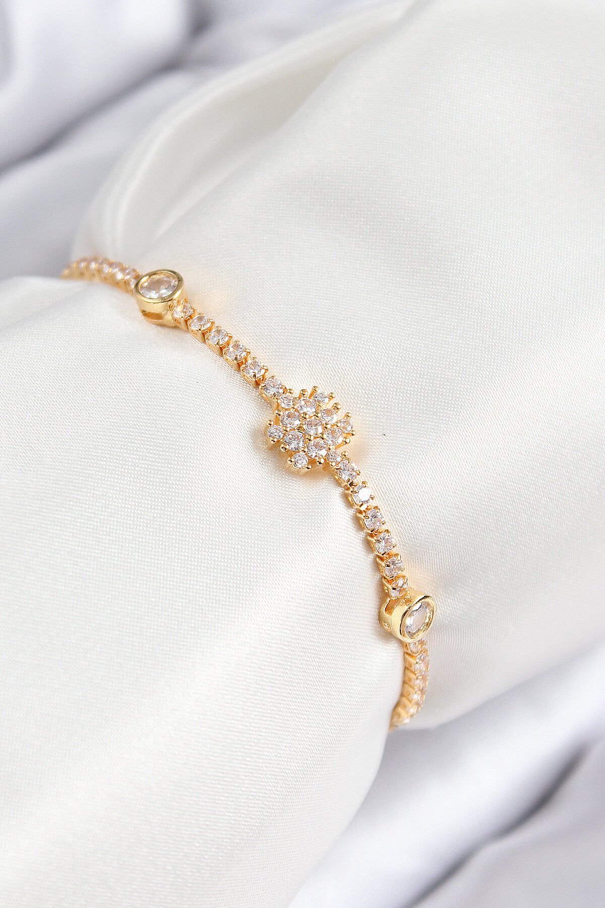 Pirinç Zirkon Taşlı Kar Tanesi Model Gold Renk Asansörlü Kadın Bileklik - TJ-BB7723