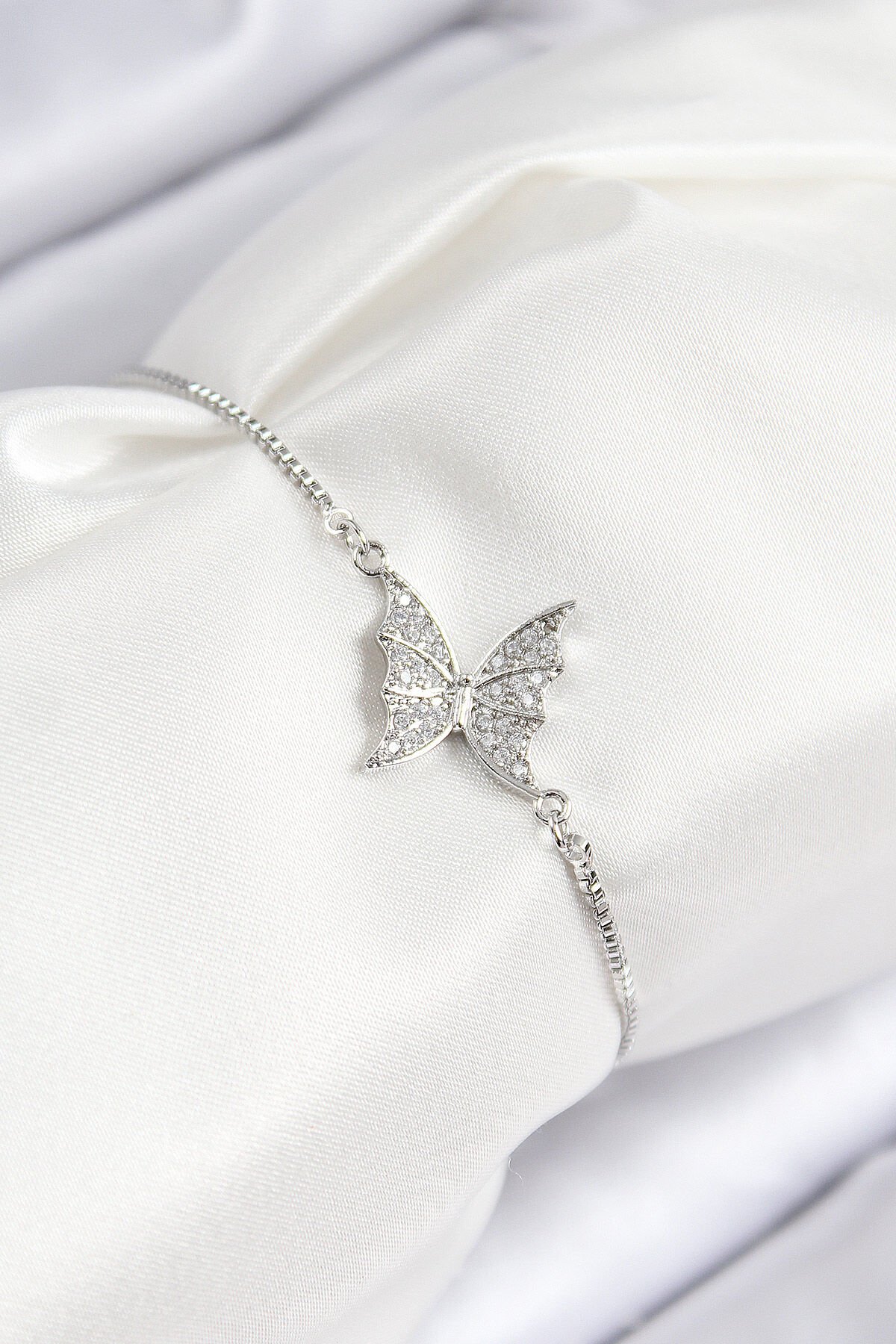 Pirinç Zirkon Taşlı Kelebek Model Gümüş Renk Asansörlü Kadın Bileklik - TJ-BB7724