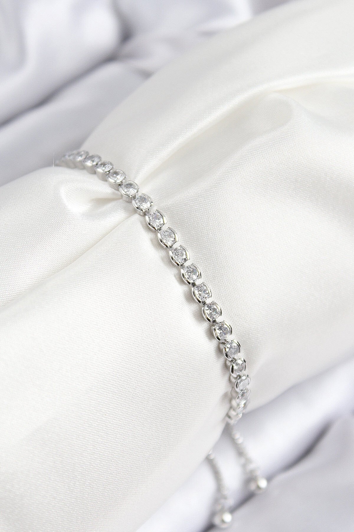 Pirinç Zirkon Taşlı Sıralı Model Gümüş Renk Asansörlü Kadın Bileklik - TJ-BB7726