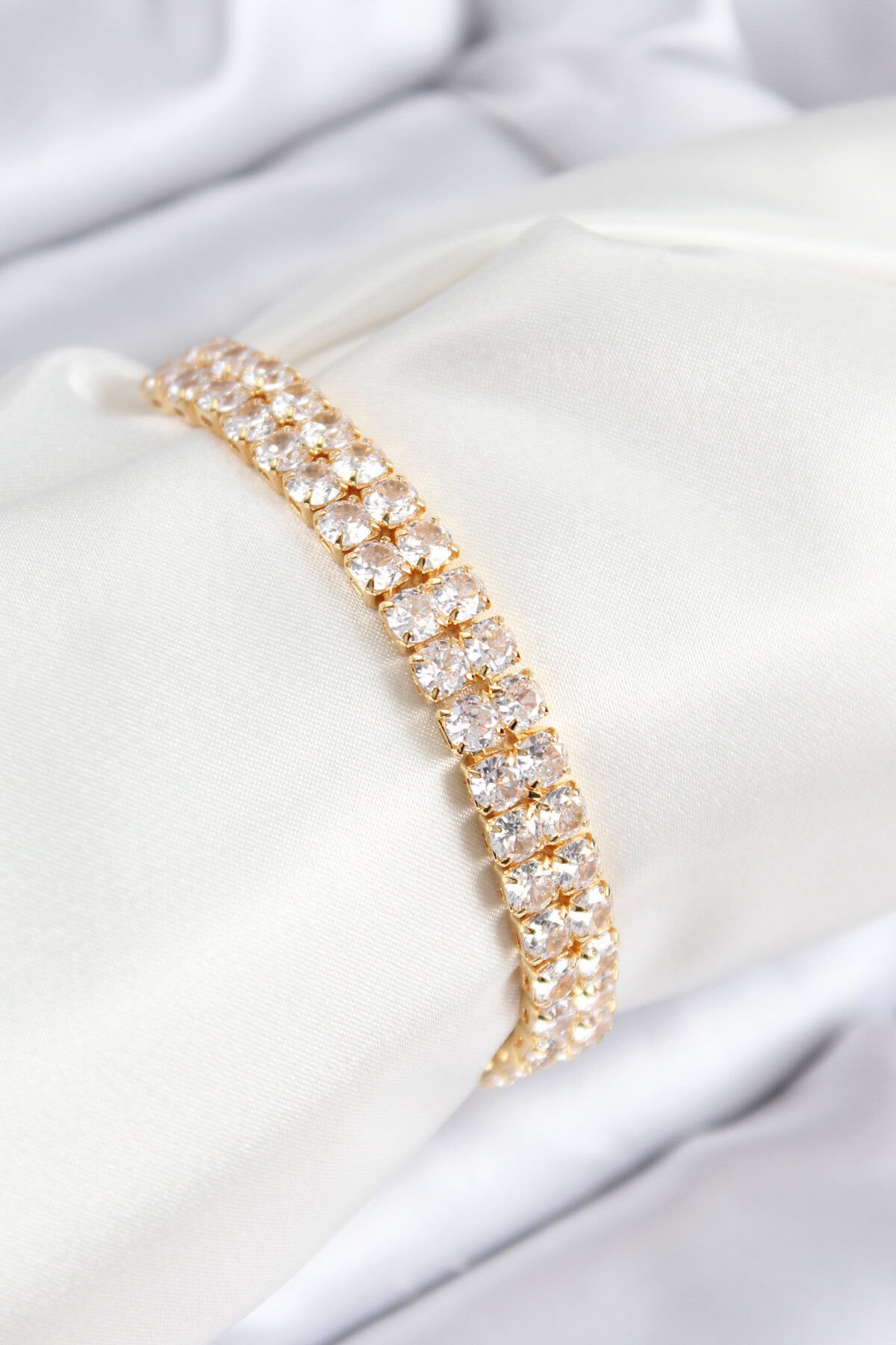 Pirinç Zirkon Taşlı Çift Sıra Kare Model Gold Renk Asansörlü Kadın Bileklik - TJ-BB7731