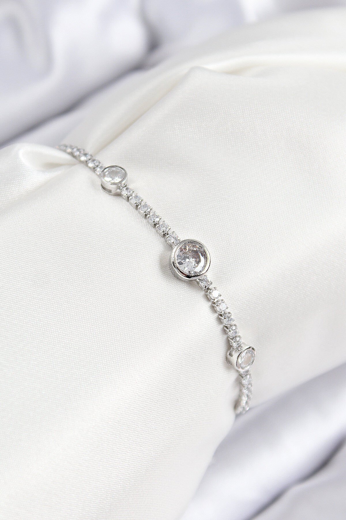 Pirinç Zirkon Taşlı Daire Model Gümüş Renk Asansörlü Kadın Bileklik - TJ-BB7732