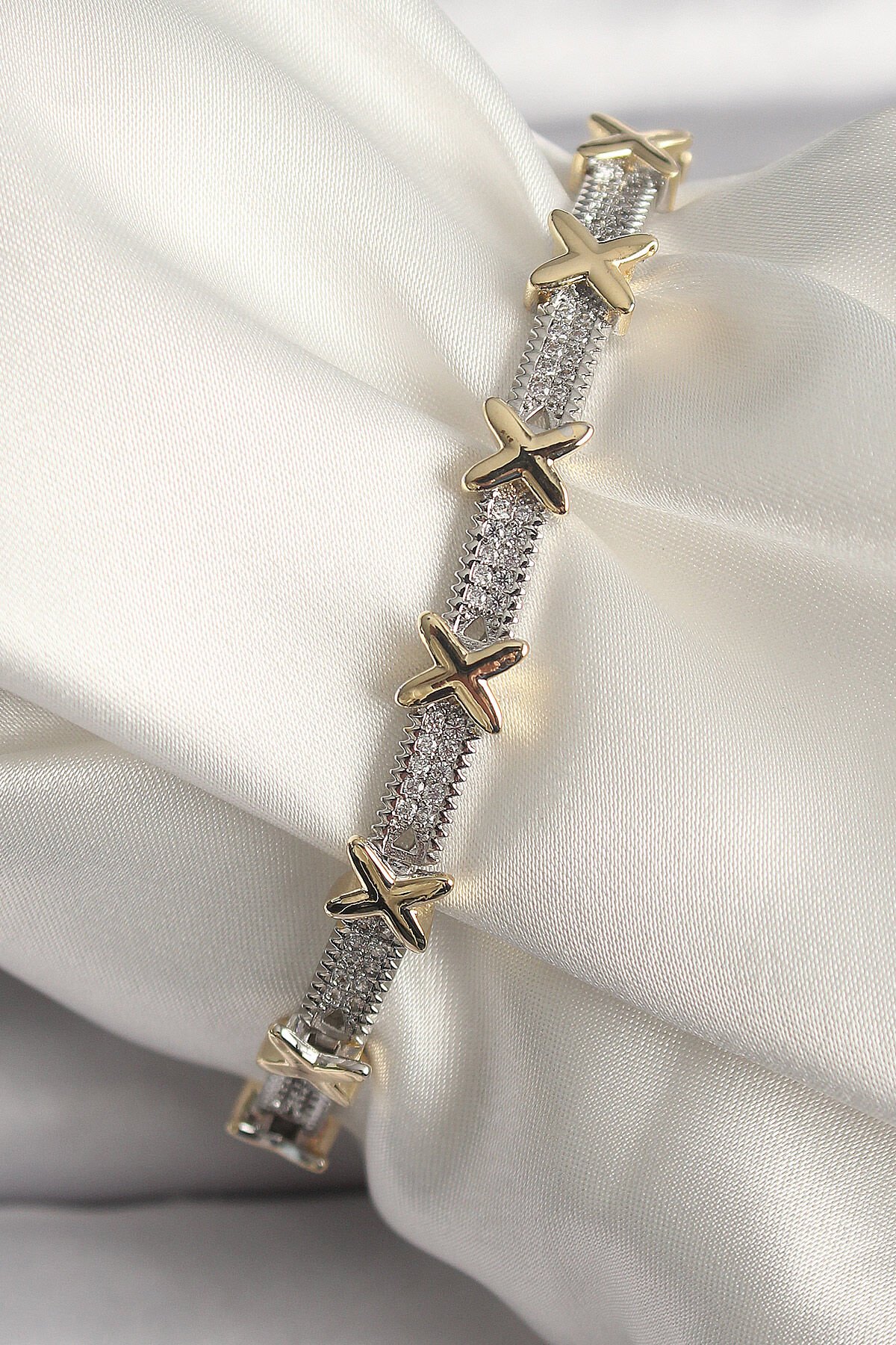 Pirinç Gümüş Renk Zirkon Taşlı Gold Xoxo Model VIP Seri Kadın Bileklik - TJ-BB6717