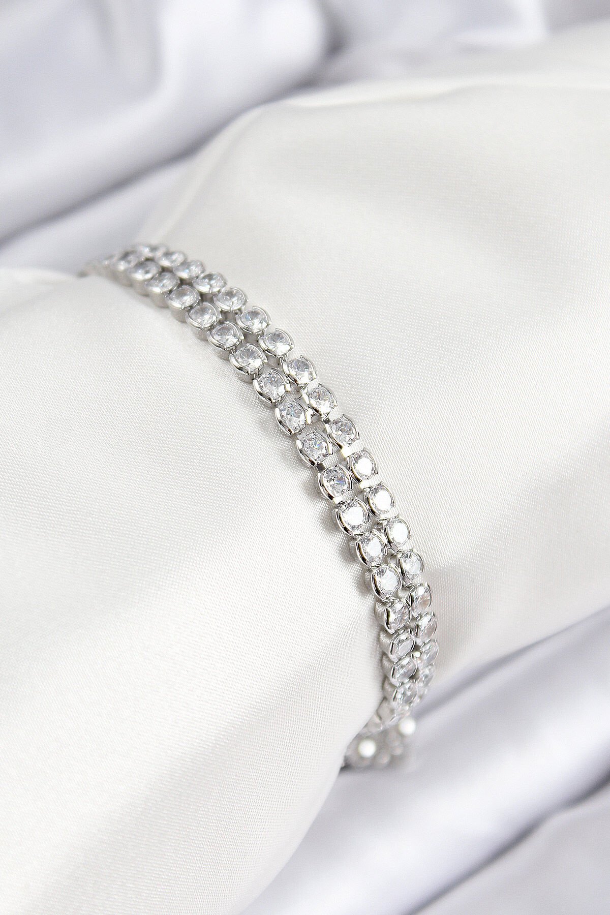 Pirinç Zirkon Taşlı Çift Sıra Model Gümüş Renk Asansörlü Kadın Bileklik - TJ-BB7738