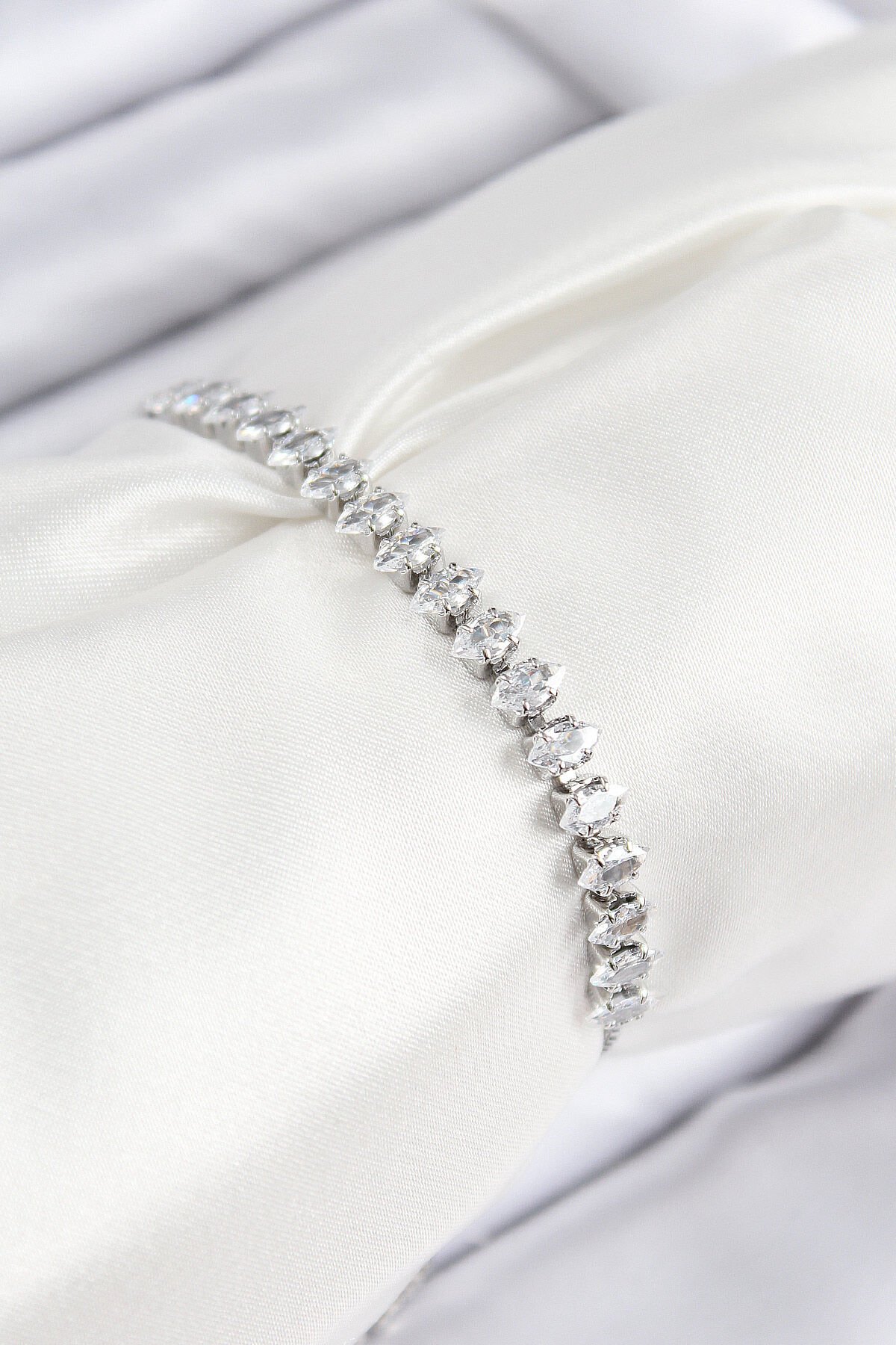 Pirinç Zirkon Taşlı Damla Model Gümüş Renk Asansörlü Kadın Bileklik - TJ-BB7740