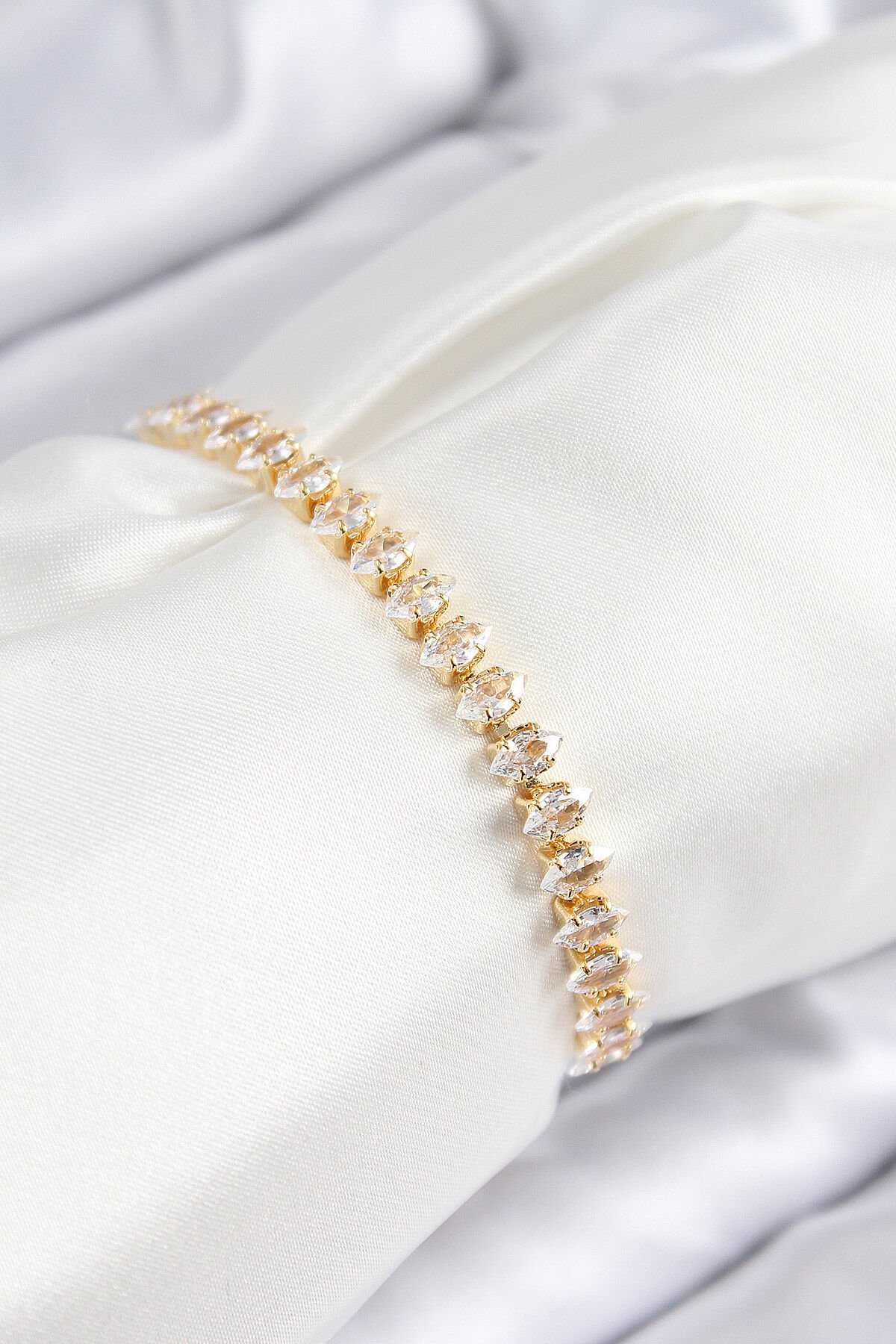 Pirinç Zirkon Taşlı Damla Model Gold Renk Asansörlü Kadın Bileklik - TJ-BB7741