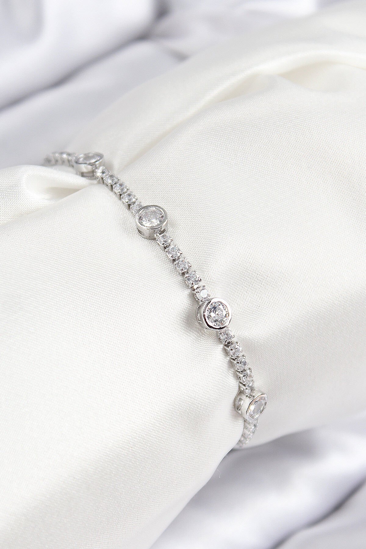 Pirinç Zirkon Taşlı Daire Model Gümüş Renk Asansörlü Kadın Bileklik - TJ-BB7744