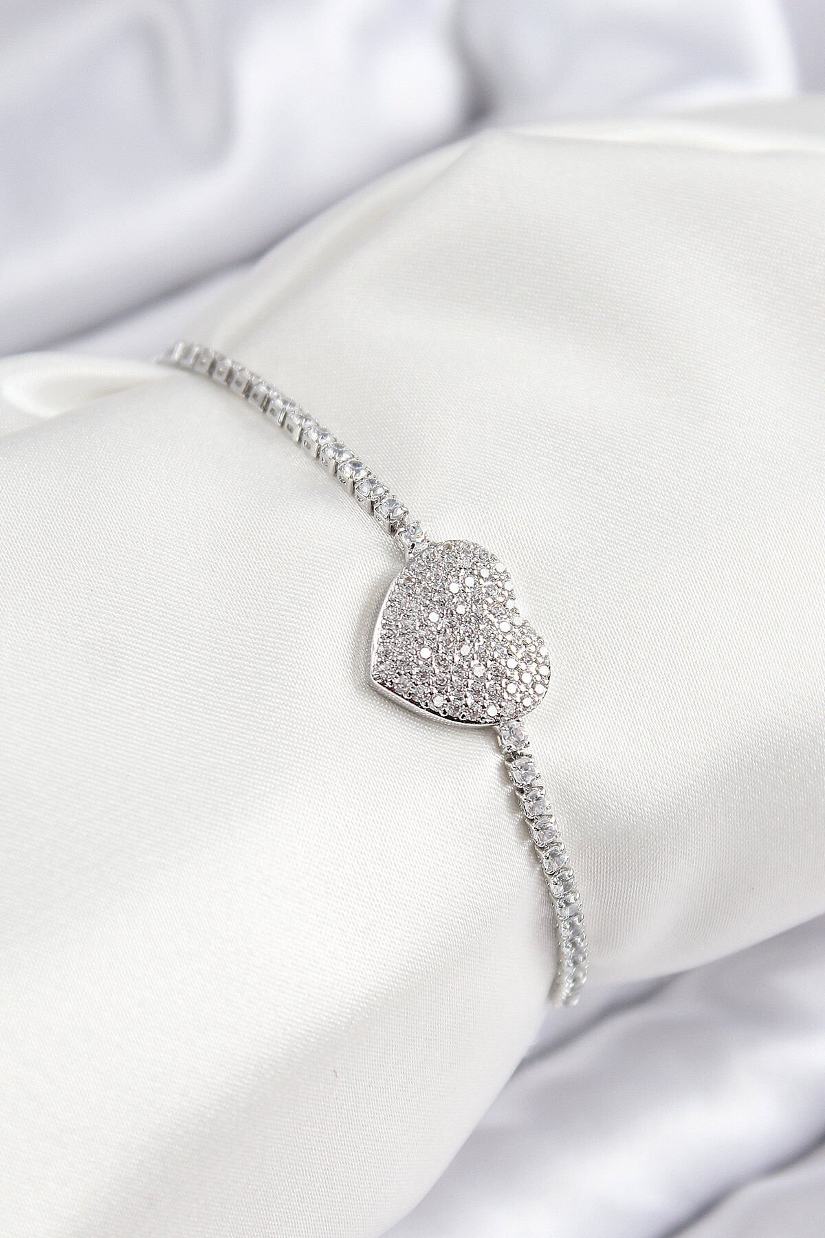 Pirinç Zirkon Taşlı Kalp Model Gümüş Renk Asansörlü Kadın Bileklik - TJ-BB7746