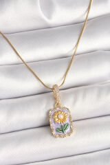 316L Çelik Gold Renk Zirkon Taşlı Mor Papatya İşlemeli Portre Model Kadın Kolye - TJ-BKO9915
