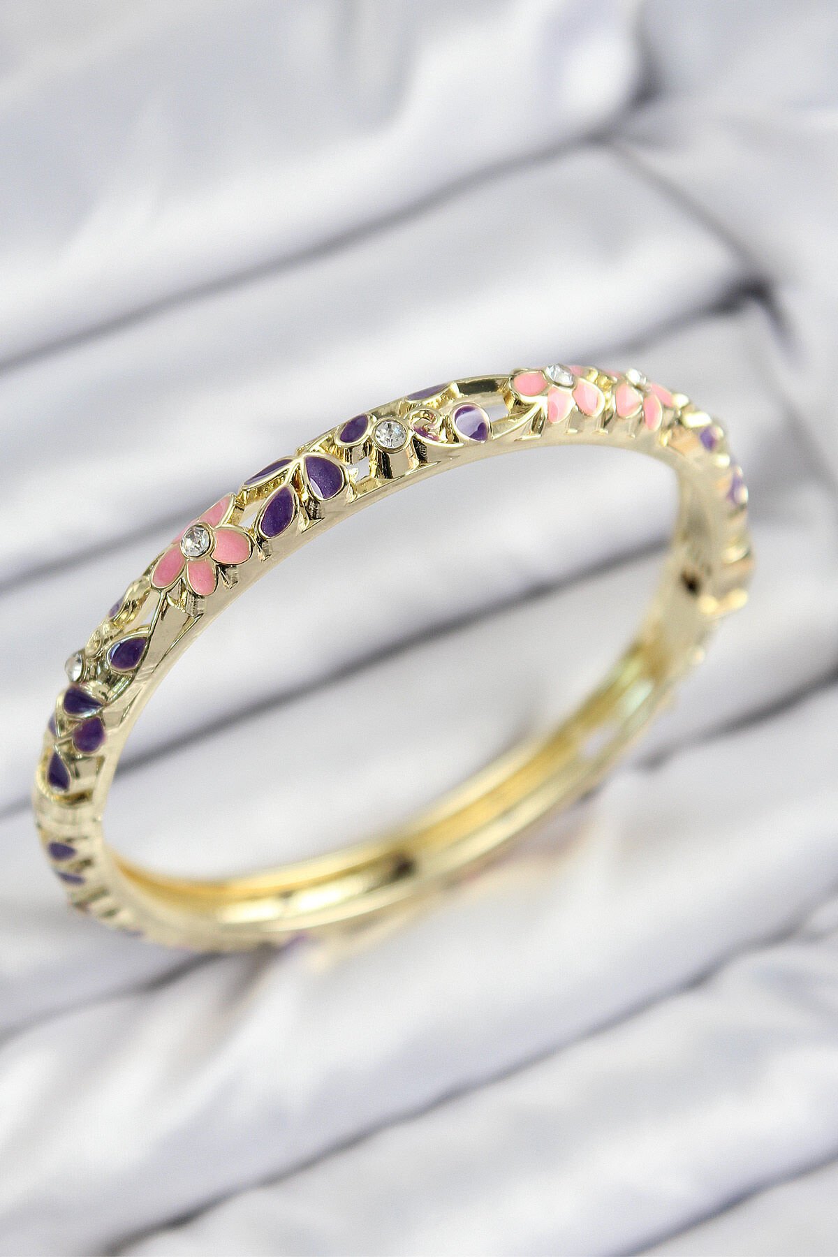 Mineli Pirinç Zirkon Taşlı Pembe Mor Çiçek Motifli Gold Kadın Kelepçe - TJ-BB7750