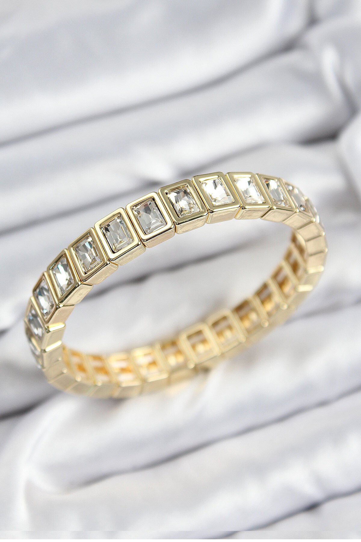 Pirinç Zirkon Taşlı Dikdörtgen Model Gold Renk Lastikli Kadın Bileklik - TJ-BB7492