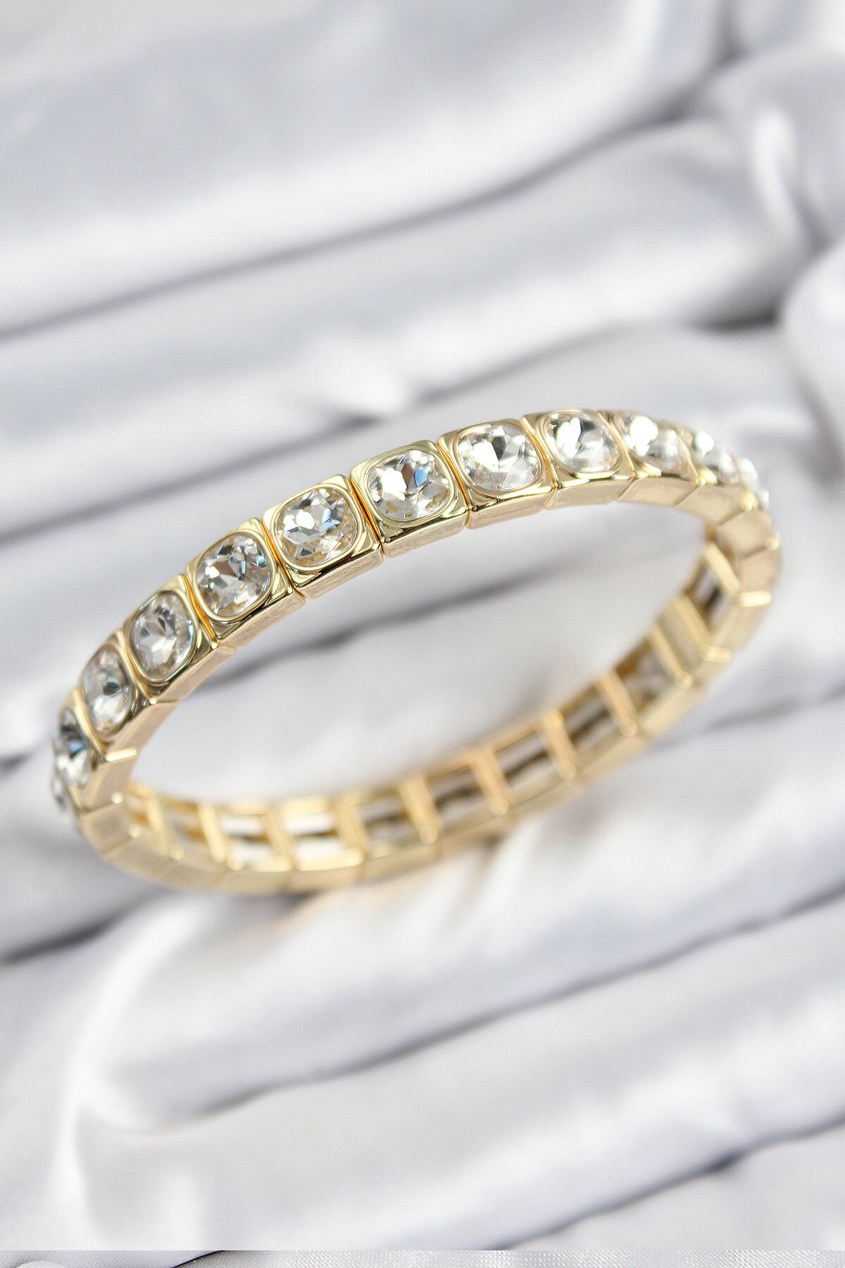 Pirinç Zirkon Taşlı Kare Model Gold Renk Lastikli Kadın Bileklik - TJ-BB7497