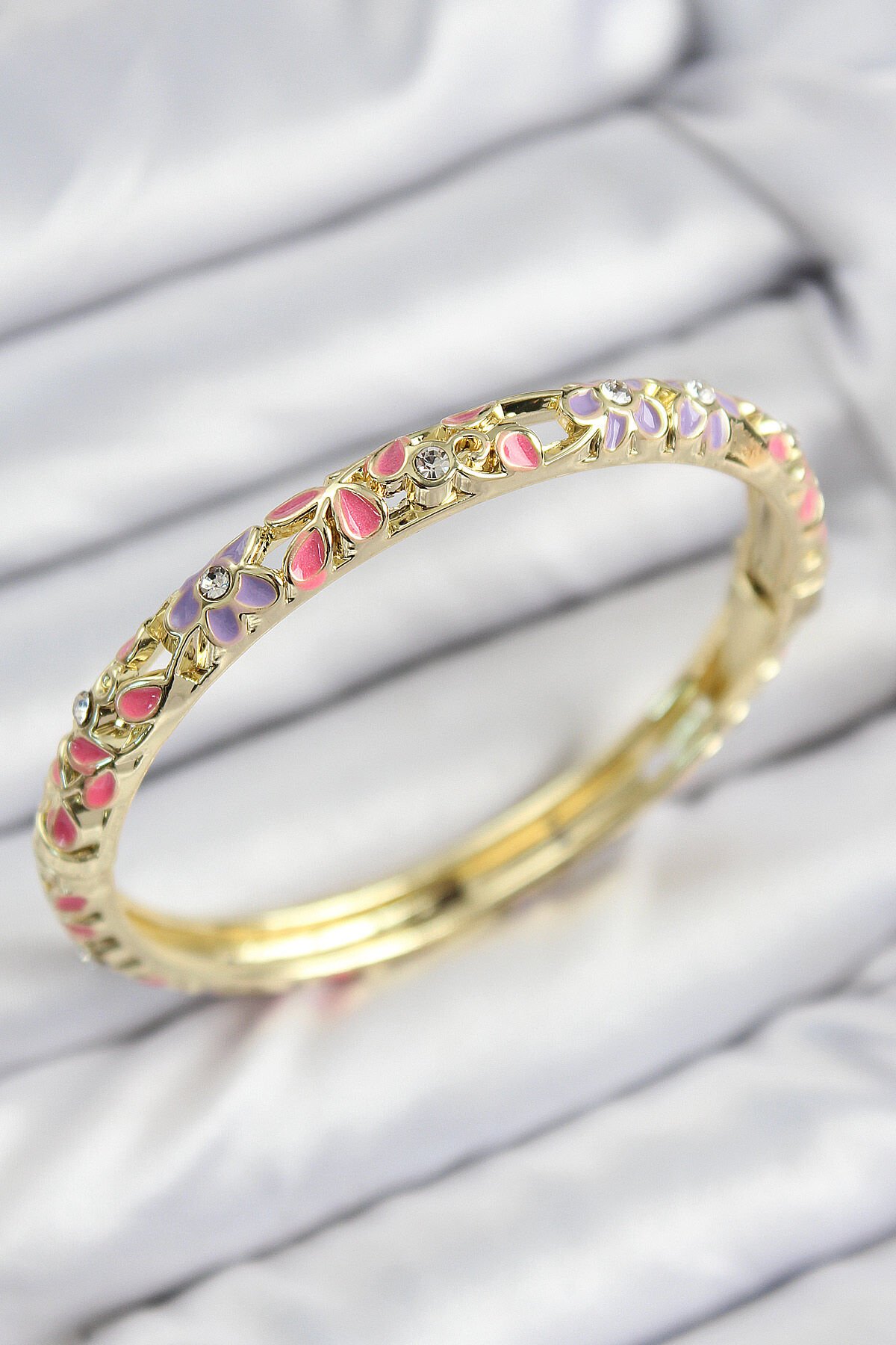 Mineli Pirinç Zirkon Taşlı Pembe Mor Çiçek Motifli Gold Kadın Kelepçe - TJ-BB7757